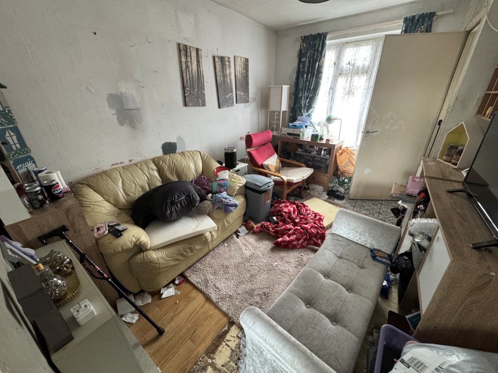 Lot: 164 - TWO-BEDROOM END-TERRACE HOUSE FOR REFURBISHMENT - Living room